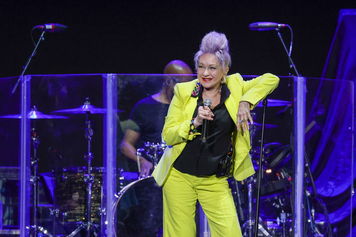 Cyndi Lauper faz 70: relembre looks marcantes da carreira da cantora |  Metrópoles