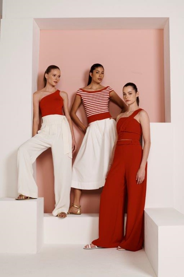 Três modelos usam looks em vermelho e branco - Metrópoles