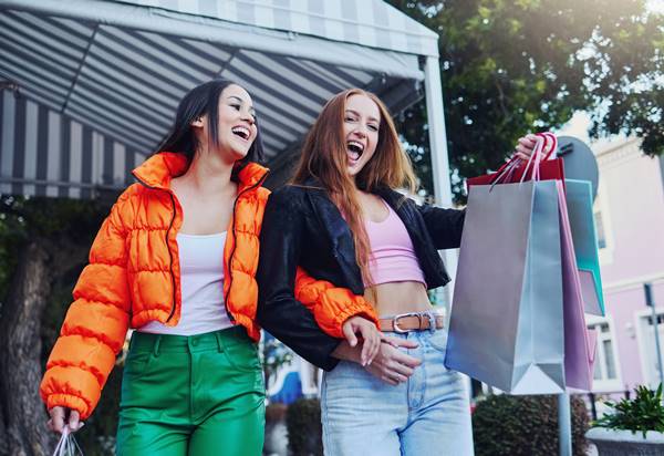 Duas jovens mulheres segurando sacolas de compras - Metrópoles