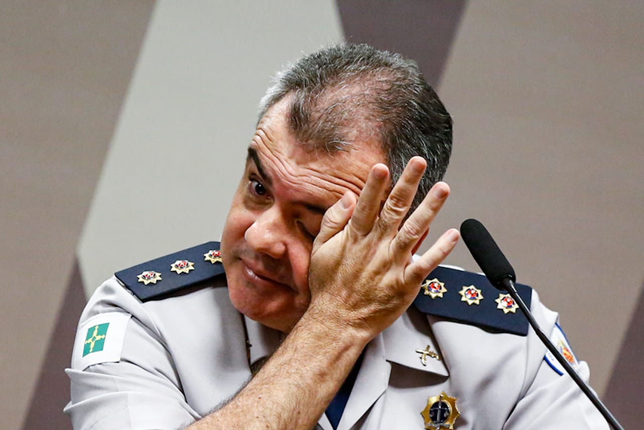 deputados PMDF Coronel Naime limpa lágrima durante depoimento na CPMI. Homem com farda da PMDF - Metrópoles