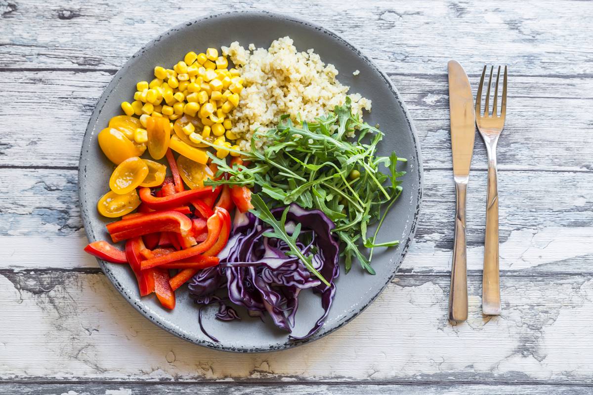 Foto colorida de prato colorido e com vegetais - Metrópoles