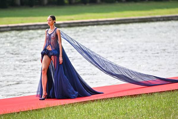 Em desfile no Grande Canal do Palácio de Versalhes, modelo usa look azul na passarela vermelha - Metrópoles