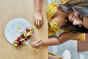 Alimentação intuitiva: para quem a dieta funciona e para quem não? Comer de forma consciente e respeitando as determinações do próprio organismo pode esconder chances de descontrole