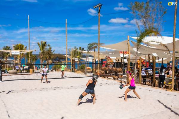 Fotografia colorida mostrando quatro pessoas jogando beach tennis-Metrópoles