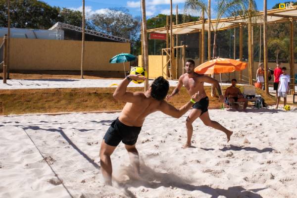 Fotografia colorida mostrando dois homens jogando futevôlei-Metrópoles