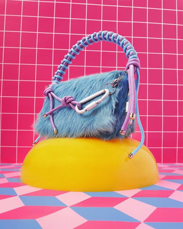 Bolsa inspirada na Barbie. O produto está editado com um fundo colorido e lúdico - Metrópoles