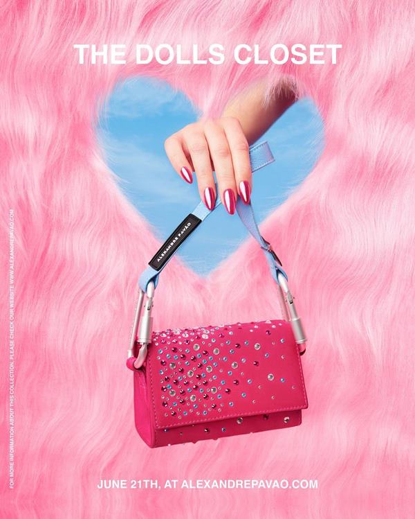 Bolsa inspirada na Barbie. O produto está editado com um fundo colorido e lúdico - Metrópoles