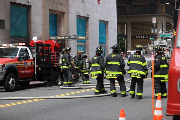 Bombeiros controlando incêndio em loja de luxo - Metrópoles