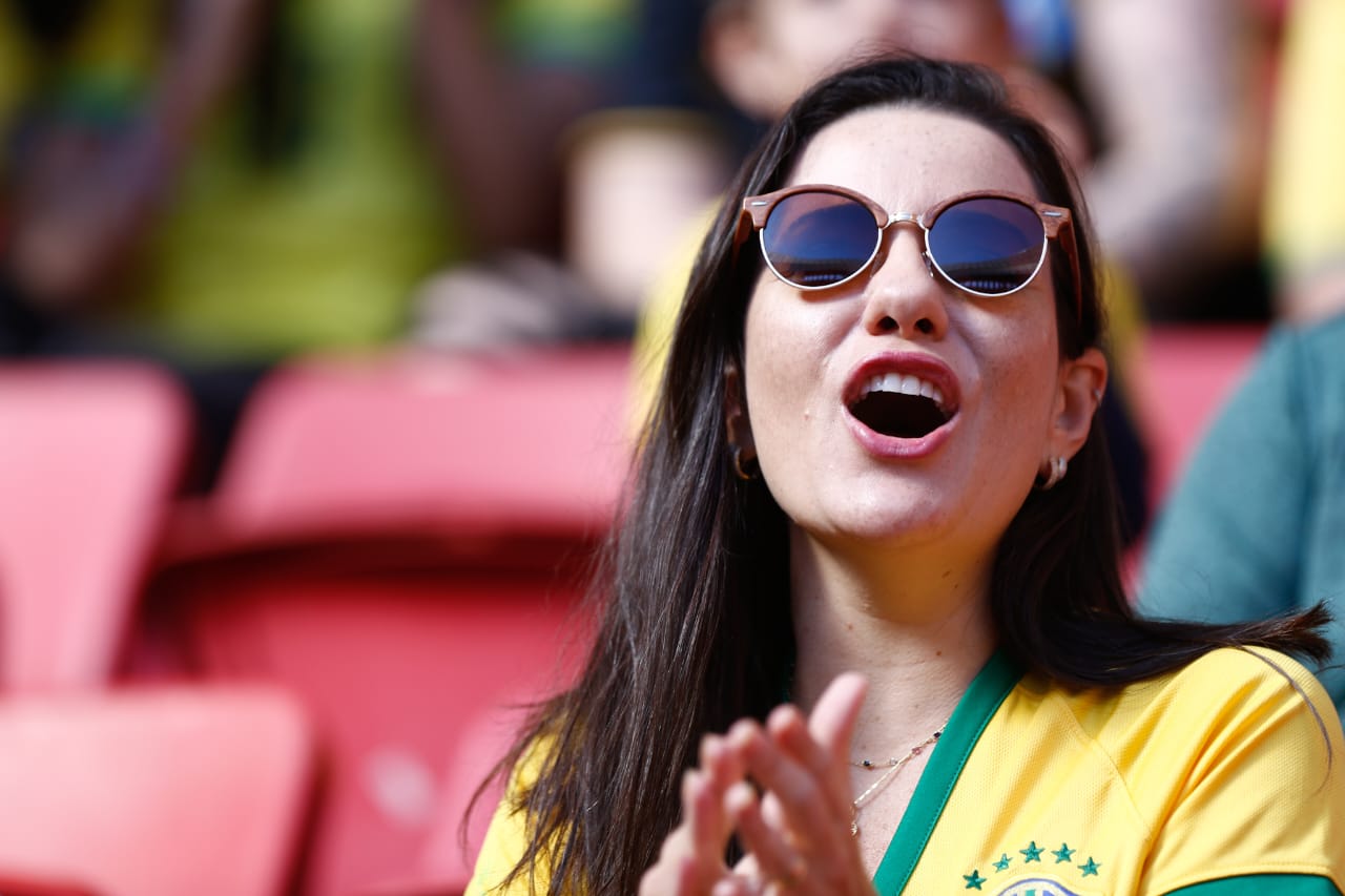 Torcedoras e torcedores aguardam o início do jogo Brasil x Chile, nas arquibancadas do Mané Garrincha, na manhã deste domingo (2/7)