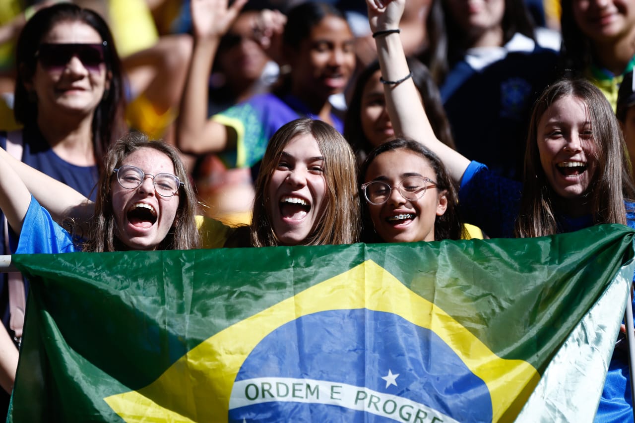 Torcedoras e torcedores aguardam o início do jogo Brasil x Chile, nas arquibancadas do Mané Garrincha, na manhã deste domingo (2/7) - Metrópoles