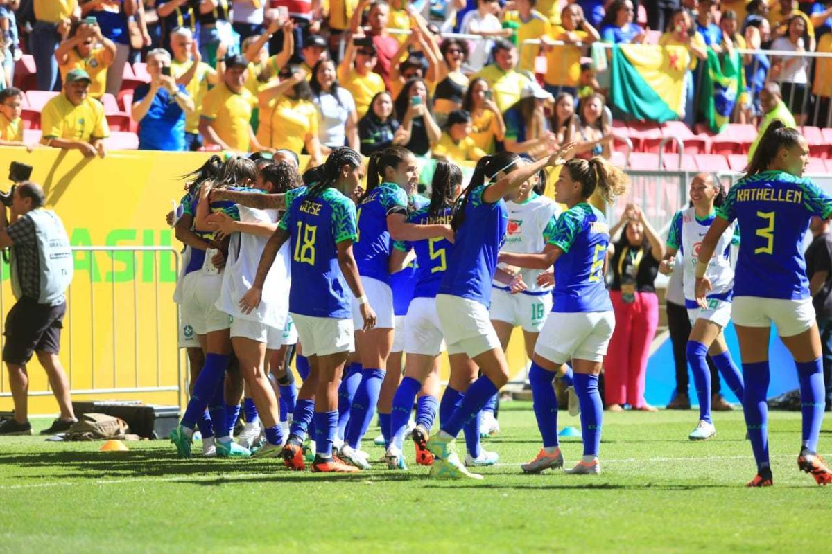 Começa a partida no Mané Garrincha e a Seleção Brasileira domina a partida