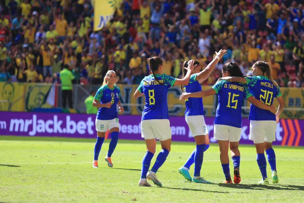 Jogadoras comemoram o segundo gol da partida