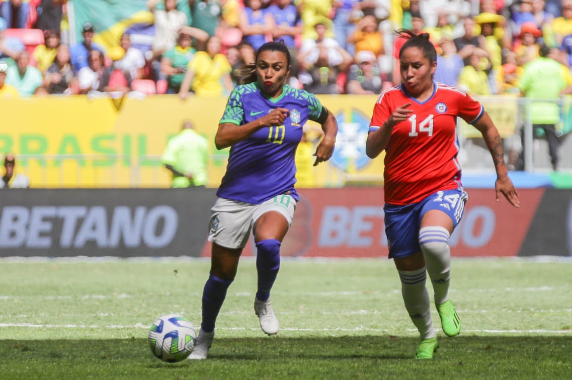 Torcida vibrou com a entrada de Marta em campo