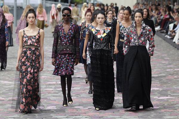 Modelos reunidas na passarela da Chanel - Metrópoles