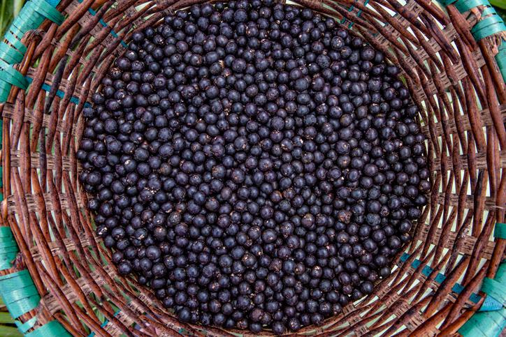 Café de açaí é mais saudável? Entenda os benefícios Infusão preparada com os grãos de açaí em vez do café tradicional tem sabor e propriedades elogiadas na web, mas é preciso entendê-las melhor