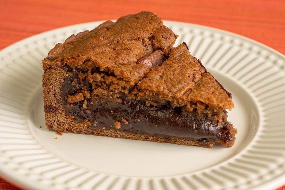 Torta de cookie com chocolate meio amargo da Bem Dita Torta - Metrópoles