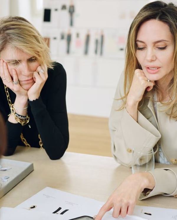 Duas mulheres analisando papéis em uma mesa - Metrópoles