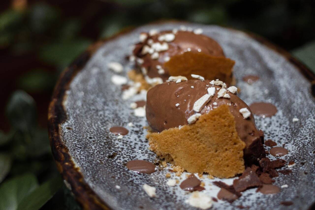 Na foto, uma sobremesa de chocolate - Metrópoles