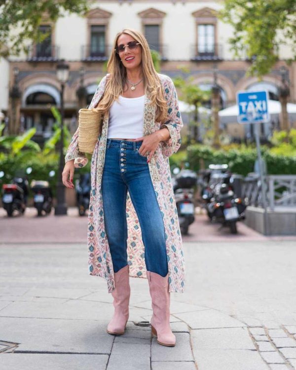 Na imagem com cor, uma mulher branca em pé em uma rua - Metrópoles