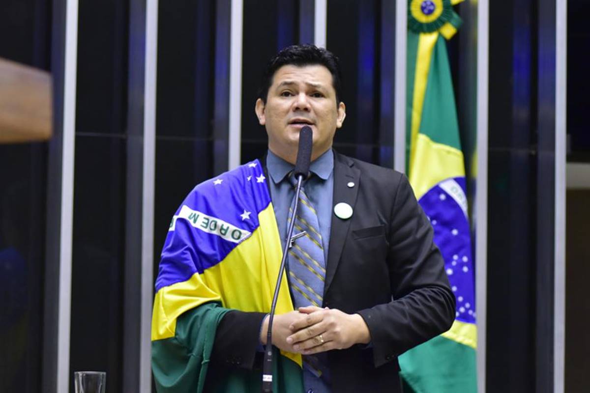 A estratégia de Gilvan da Federal contra a suspensão de seu mandato