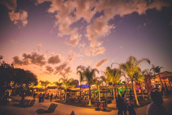 Fotografia colorida mostrando pôr do sol no Na Praia-Metrópoles