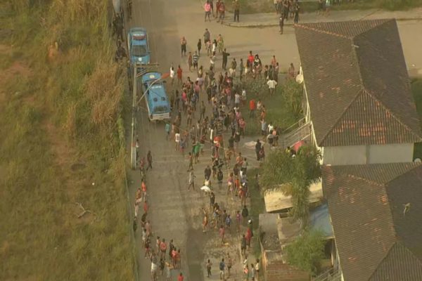 Moradores fazem protesto após morte de criança no RJ