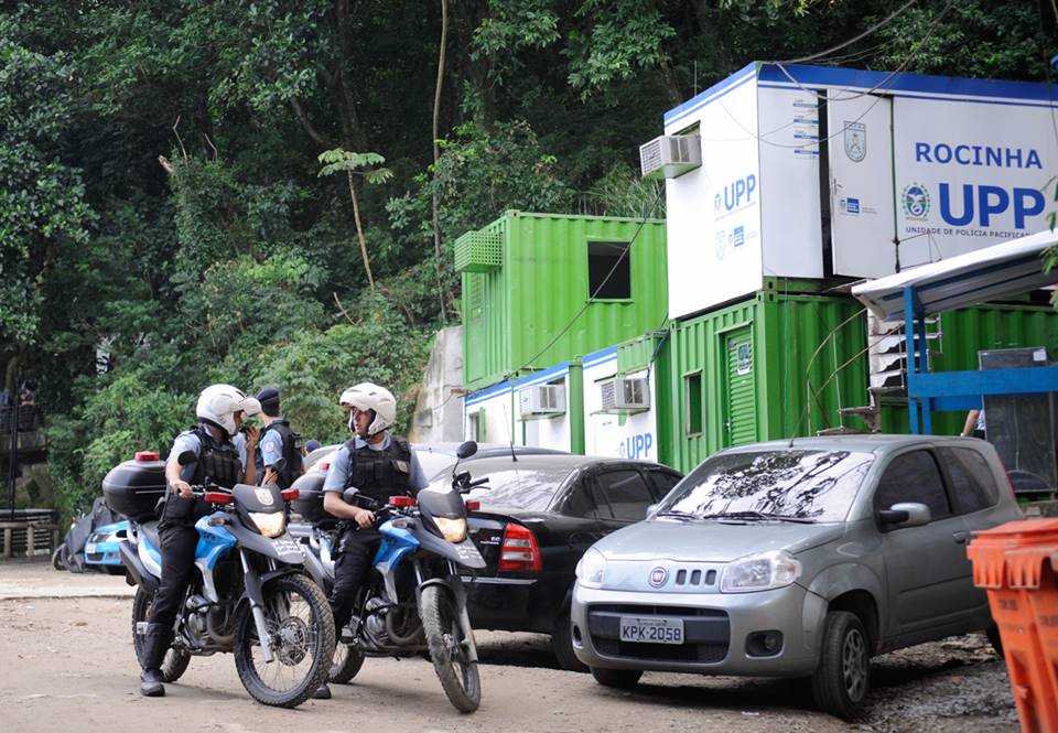 Motos e carros parados em frente a UPP da Rocinha local onde Amarildo sumiu