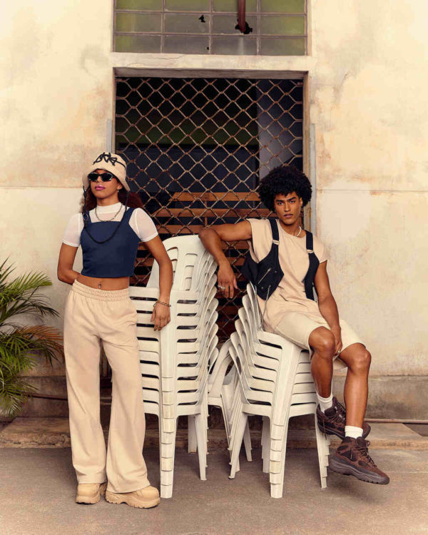 Na imagem com cor, duas mulheres negras posando para um editorial da Riachuelo - Metrópoles