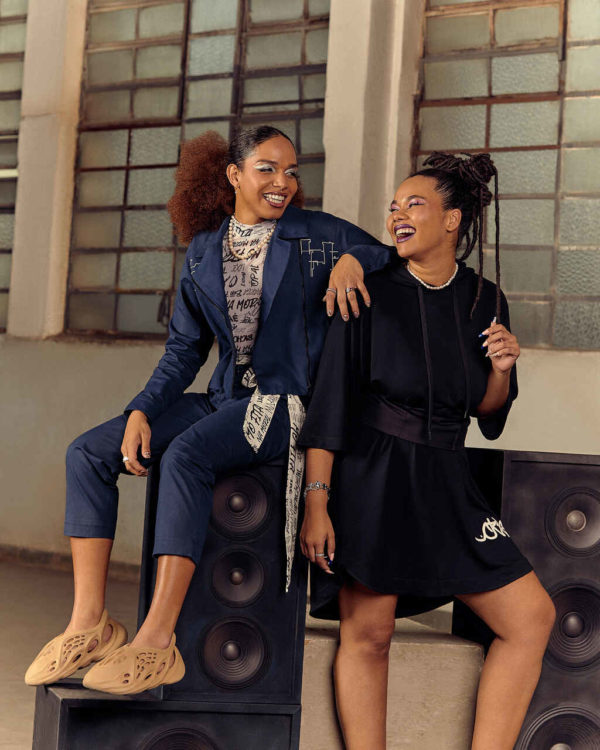 Na imagem com cor, duas mulheres negras posando para um editorial da Riachuelo - Metrópoles