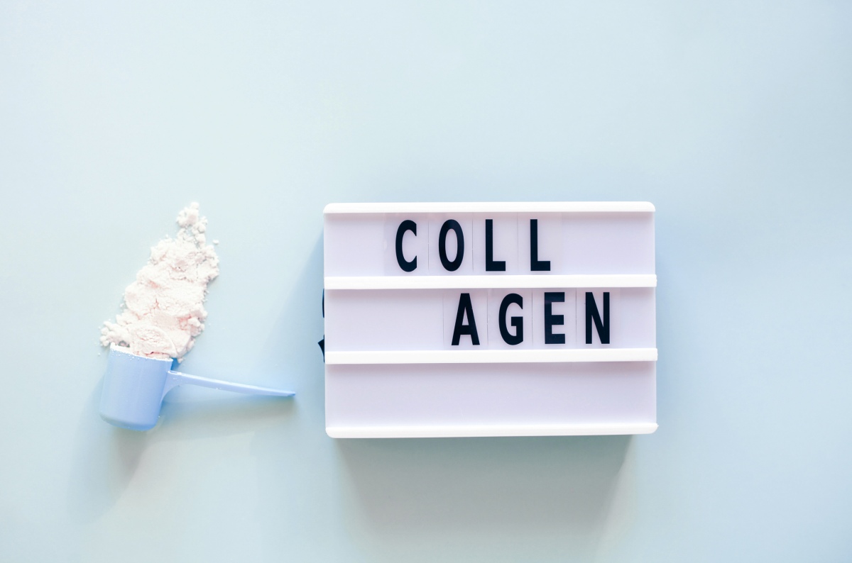 Colágeno em pó em uma colher com um letreiro ao lado escrito Collagen - Metrópoles