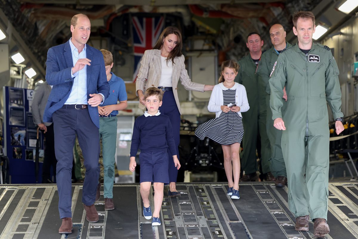 Foto de grupo de cinco adultos e três crianças saindo de dentro de uma aeronave - Metrópoles