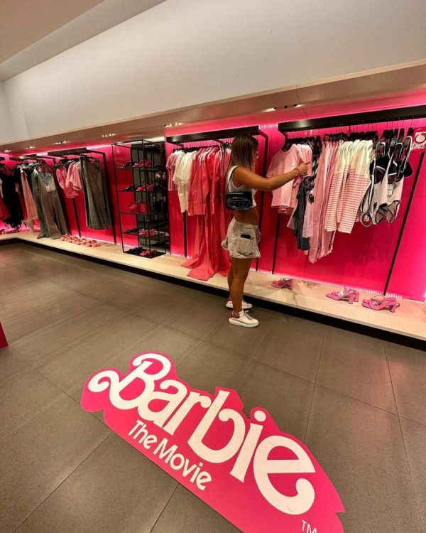 Na imagem com cor, a loja da Zara com a temática da Barbie