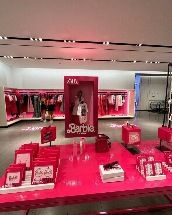 Na imagem com cor, a loja da Zara com a temática da Barbie