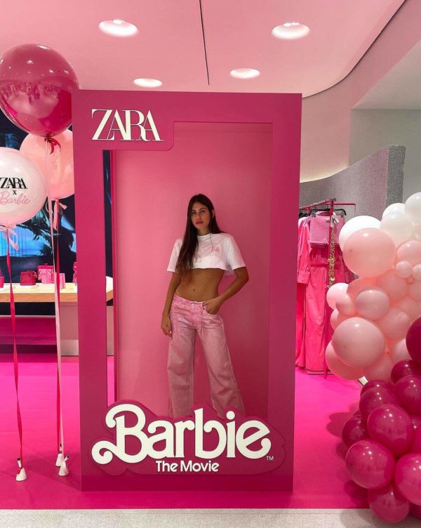 Na imagem com cor, a loja da Zara com a temática da Barbie