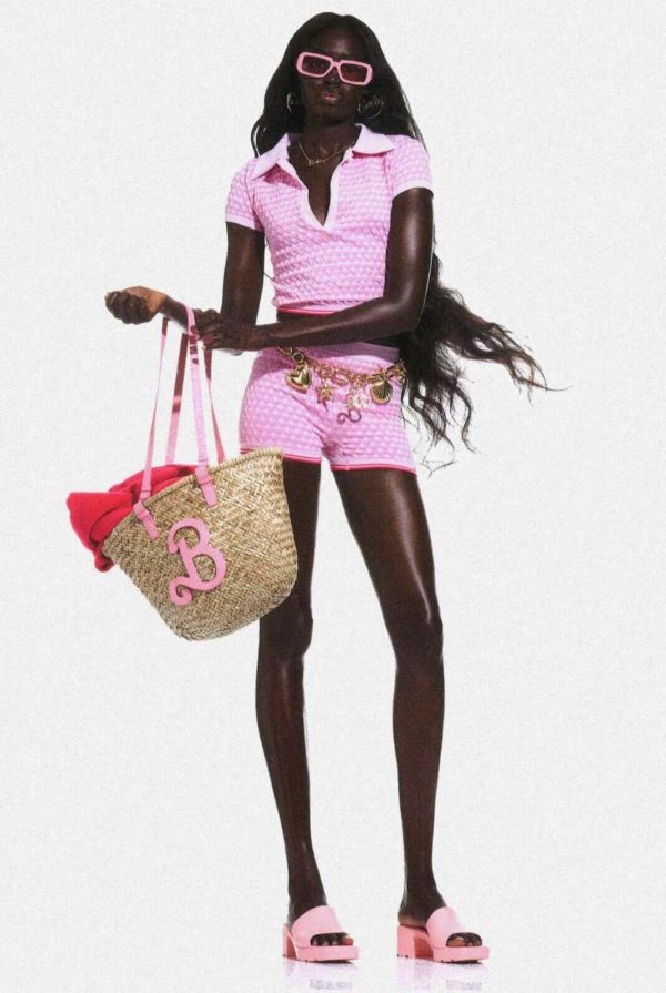 Na imagem com cor, uma mulher negra usando roupas da coleção Zara x Barbie - Metrópoles