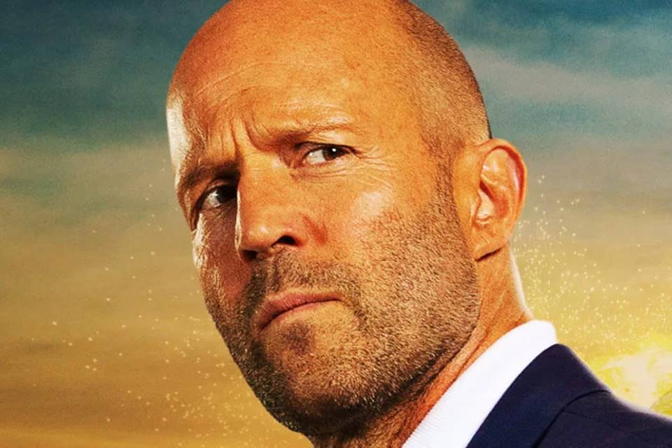 Imagem colorida do ator Jason Statham, protagonista no filme Esquema de Risco: Operação Fortune - Metrópoles 