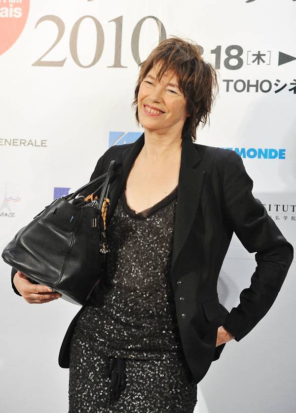 Na imagem com cor, mulher branca, Jane Birkin possa para foto. A atriz e cantora inspirou o nome da bolsa mais cara do mundo - Metrópoles