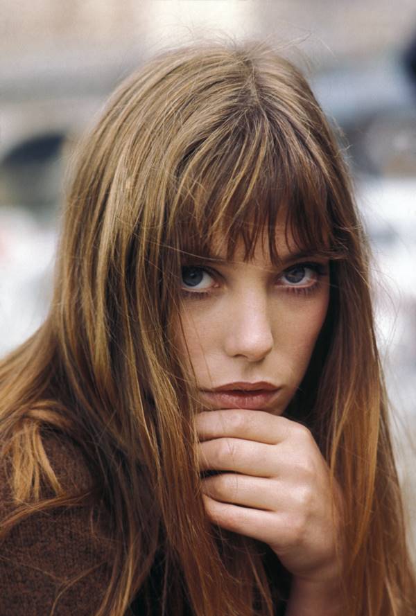 Na imagem com cor, mulher branca, Jane Birkin possa para foto. A atriz e cantora inspirou o nome da bolsa mais cara do mundo - Metrópoles