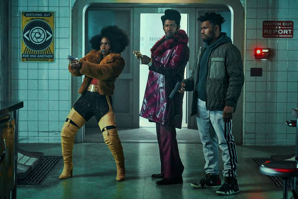 imagem colorida de Fontaine (John Boyega), Yo-Yo (Teyonah Parris) e Slick (Jamie Foxx) em Clonaram Tyrone da Netflix - Metrópoles 