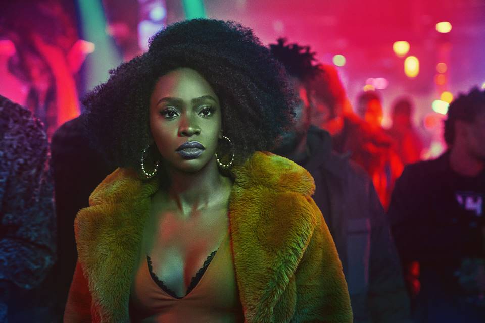 imagem colorida de Fontaine (John Boyega), Yo-Yo (Teyonah Parris) e Slick (Jamie Foxx) em Clonaram Tyrone da Netflix - Metrópoles 