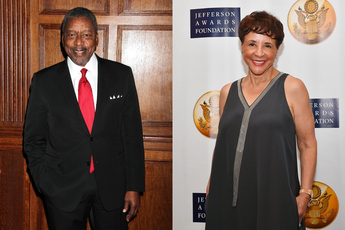 Foto colorida. Robert e Sheila Johnson são um ex-casal. Ele é um homem negro, careca e está usando um terno preto com gravata vermelha. Ela é negra, de cabelos curtos, lisos e está usando um vestido cinza - Metrópoles