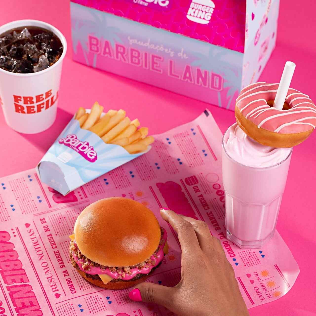 Na foto, um hambúrguer com batata frita, milk shake ros e refrigerante - Metrópoles