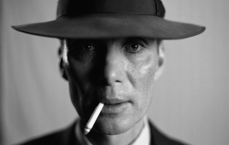 Foto em preto e branco de Cillian Murphy como Oppenheimer - Metrópoles