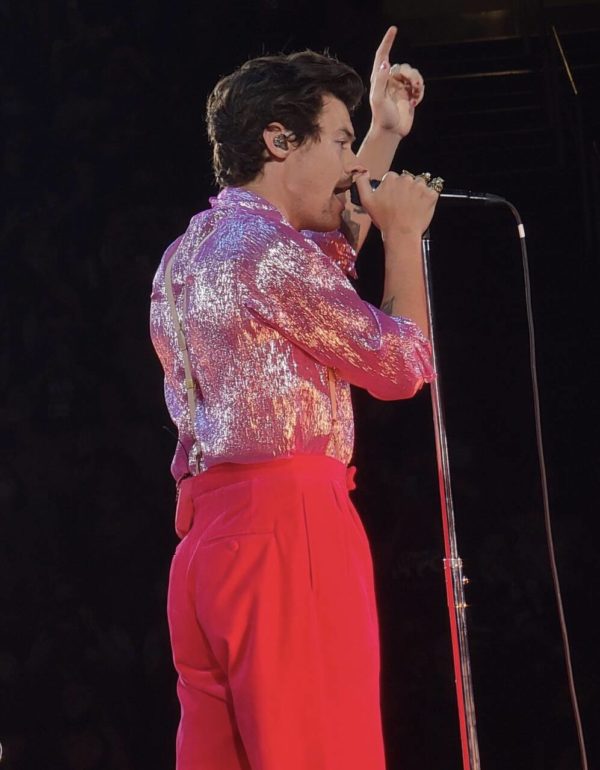 Na imagem com cor, o cantor Harry Styles - Metrópoles