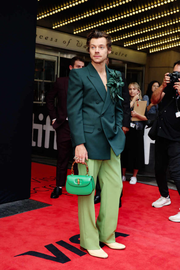 Na imagem com cor, o cantor Harry Styles - Metrópoles