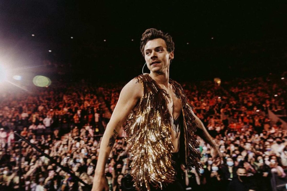 Na imagem com cor, o cantor Harry Styles - Metrópoles