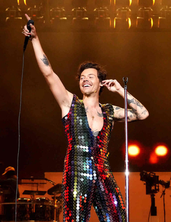 Na imagem com cor, o cantor Harry Styles - Metrópoles