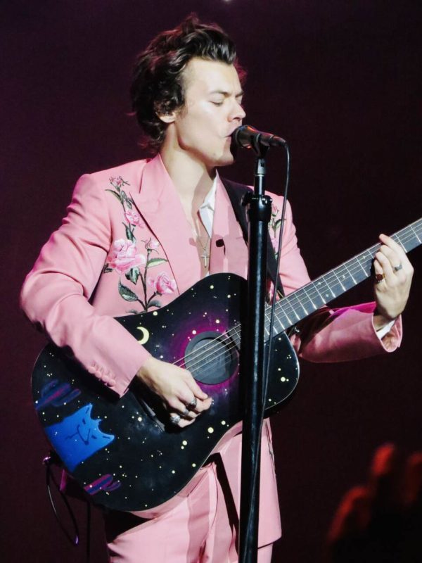 Na imagem com cor, o cantor Harry Styles - Metrópoles