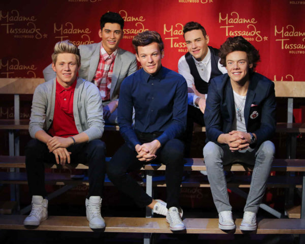 Na imagem com cor, uma estátua banda One Direction - Metrópoles