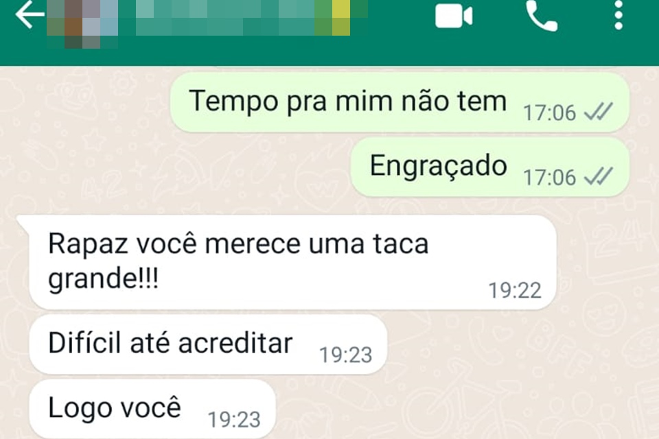 Print de mensagem de assessor dizendo que mulher "merece uma taca grande"